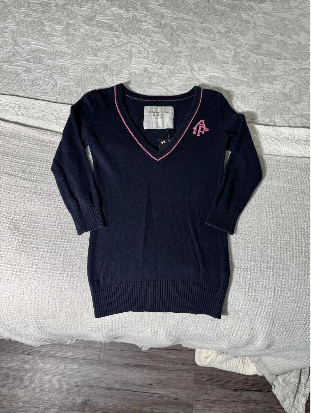 y2k navy blue & pink abercrombie & fitch v-neck sweater